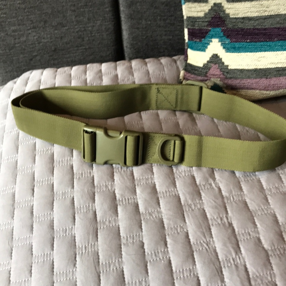 Army green adjustable belt. NWOT